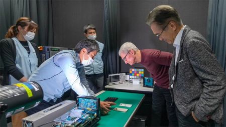 Tim Cook ghé thăm cơ sở máy ảnh iPhone của Sony, iPhone 15 sẽ có cải tiến camera lớn?